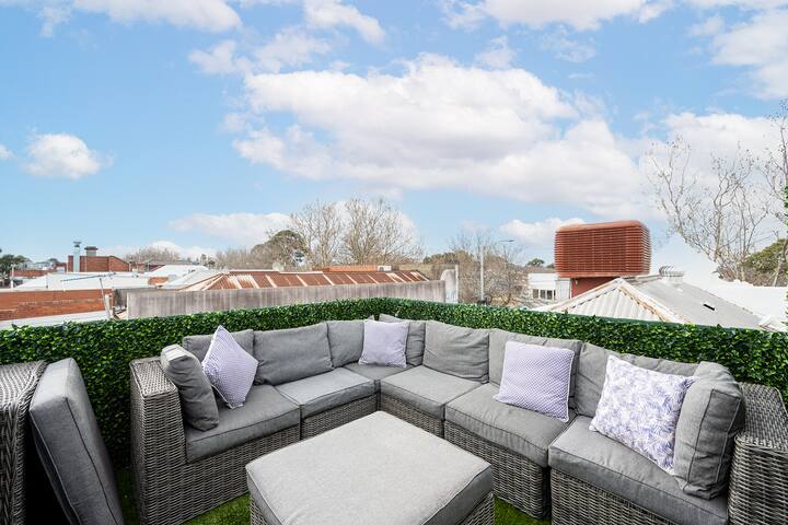 European Tri-Level with Private Rooftop Terrace gallery image 3