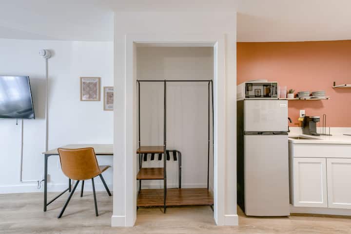 Room 104 - King W/ Kitchenette - Nonsmoking - Lincoln, NE
