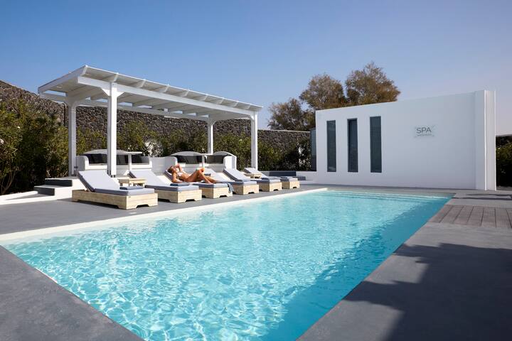 Serenity Villa with caldera view & heated pool gallery image 3