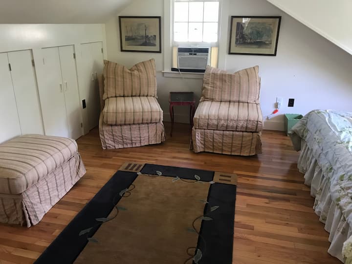 חדר השינה הראשי בקומה העליונה