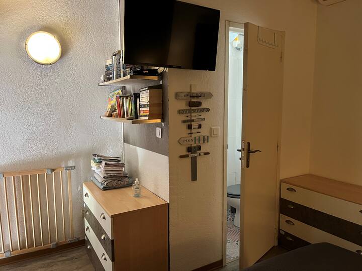 Televisheni ya choo cha maktaba ya pamoja