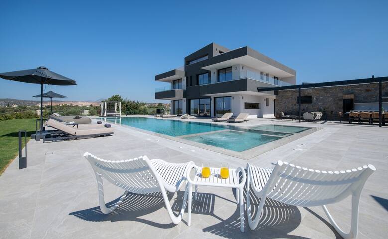 Omnia Luxury Villa, 100m2 Pool, Whirlpool & Gym gallery image 3