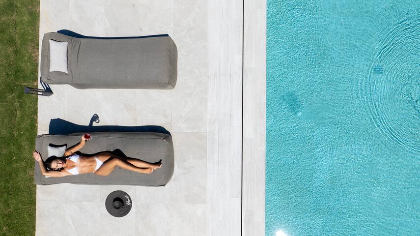 Omnia Luxury Villa, 100m2 Pool, Whirlpool & Gym gallery image 2