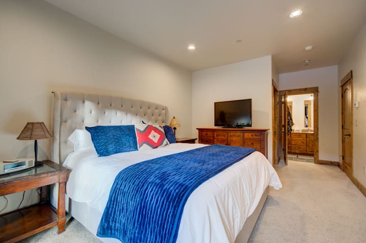 Suite principale avec lit King Size et salle de bain