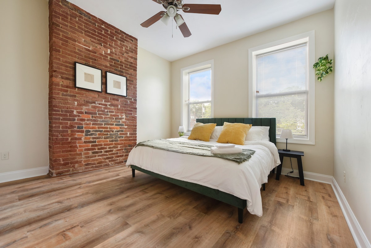 เตียงคิงไซส์สะดวกสบายพร้อมตู้เสื้อผ้ากว้างขวาง