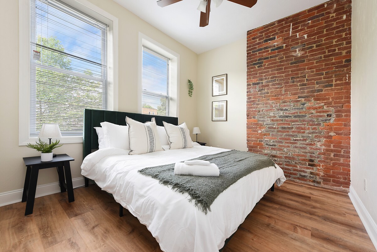 เตียงคิงไซส์สะดวกสบายพร้อมตู้เสื้อผ้ากว้างขวาง