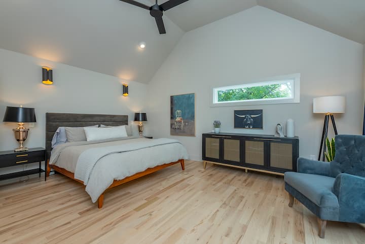 Relájate en el espacioso dormitorio principal, completo con una cama tamaño king, un lujoso baño privado, un amplio armario y vistas al bosque.