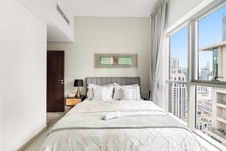 Მყუდრო მეორე საძინებელი დიდი ზომის საწოლითა და კომფორტული მატრასით, რომელშიც დგას პატარა სამუშაო მაგიდა, რომელიც ორმაგდება სამუშაო სივრცის ან მაკიაჟის სამუშაო მაგიდის სახით. Დიდი ფანჯრებიდან და ერთმანეთთან დაკავშირებული აივნიდან იშლება თვალწარმტაცი ახლო ხედით ბურჯ-ხალიფასა და ქალაქის ცენტრში.