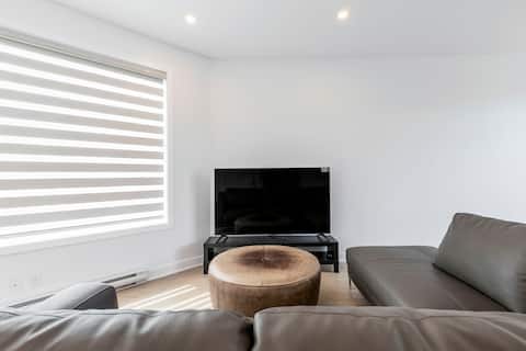 Successful Airbnb property: Newly Built Modern Family • 3 BR • Free Parking in Longueuil