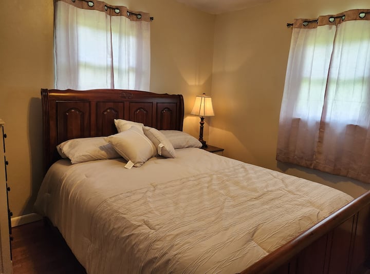 Schlafzimmer 1