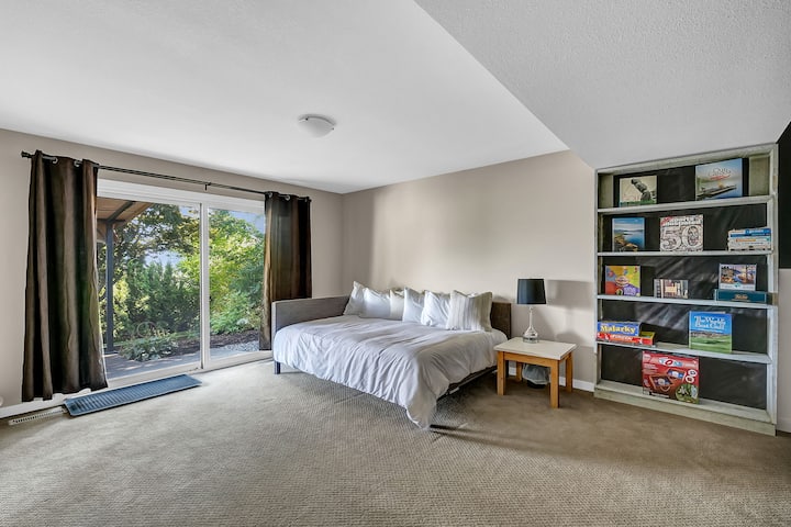 U prizemlju se nalazi bračni krevet. 