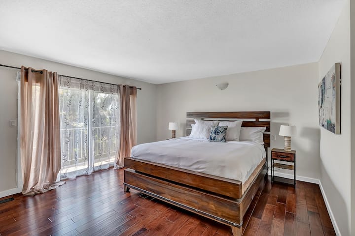 The master king bed offers a lake view from the bed and two table lights to enjoy reading. 