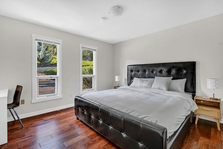 Ova spavaća soba ima i dvije svjetiljke za uživanje u čitanju. Okrenut je prema prednjoj strani kuće. 