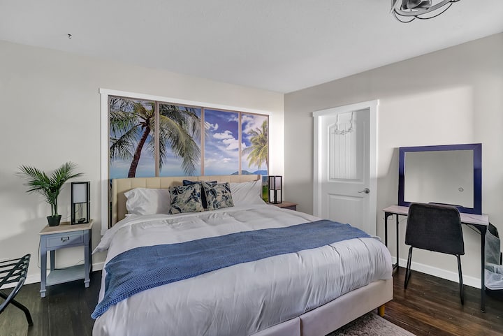 U trećoj spavaćoj sobi nalazi se udoban bračni krevet, radni stol/prostor za šminkanje i stalak za prtljagu. 