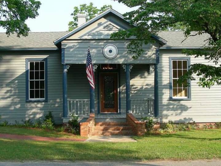 Historic Studio W/ Kitchen - Jacksonville, NC
