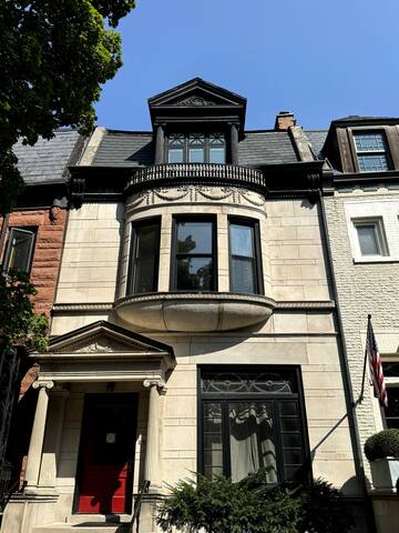 Luxury Lincoln Park Retreat 2BR 2LR Dublex gallery image 5