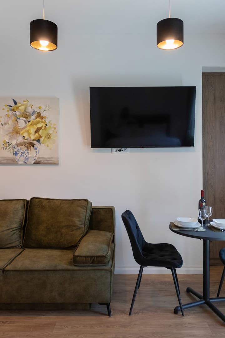 Cozy Studio With Balcony – Walk To City Center - Zagreb