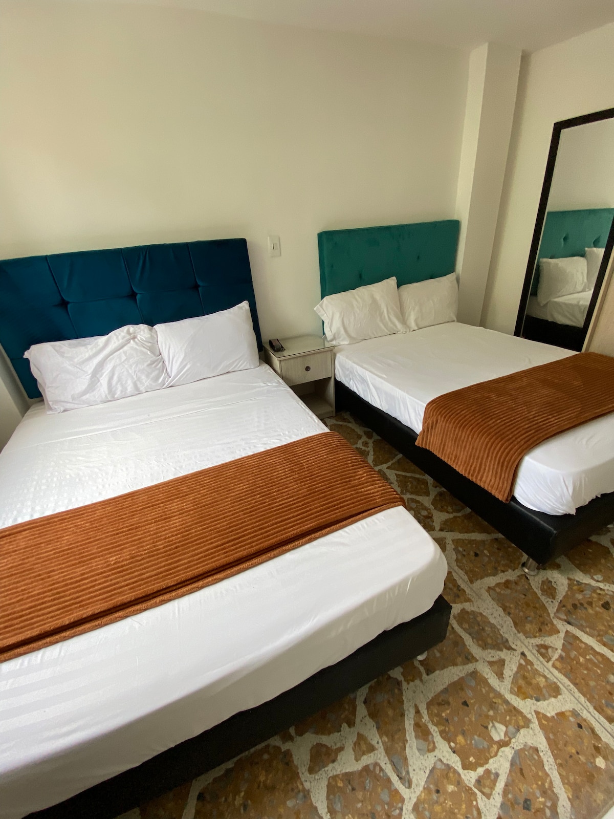 Vendi yt ideal për të pushuar: dhomë e rehatshme dhe moderne me një dizajn të thjeshtë, por funksional, gati për të të ofruar një qëndrim të rehatshëm dhe të përsosur.