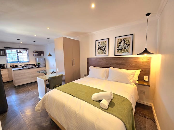 时尚的睡眠区配有一张标准双人床、酒店级床上用品、内置橱柜和梳妆台/工作台。