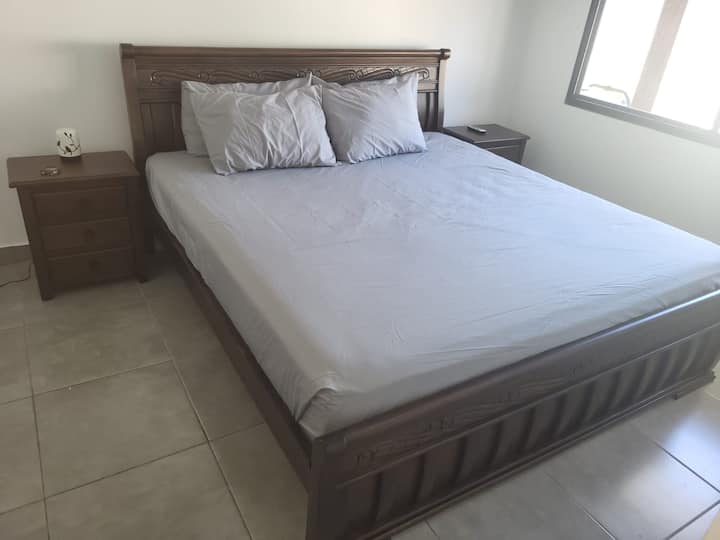 cama tamaño king en el dormitorio principal 