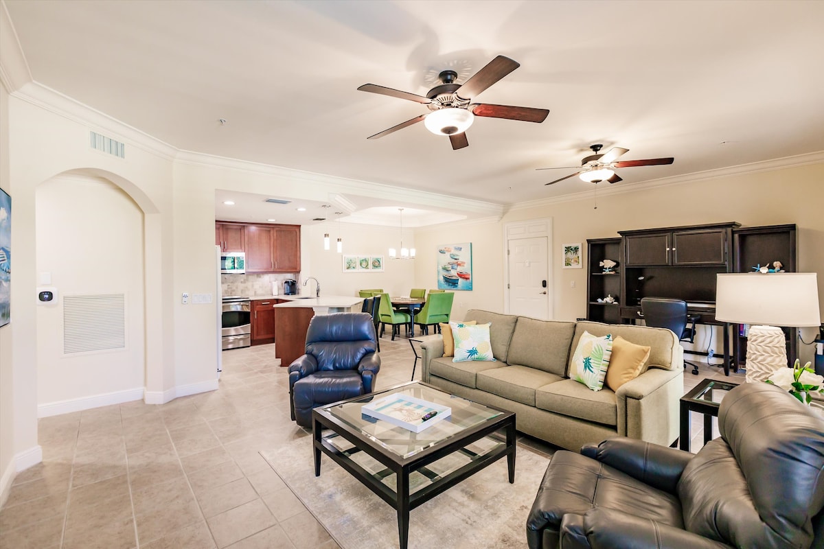 מבט על החדר הנהדר (סלון, מטבח, אוכל משולב), מהסלון.  קונספט פתוח מאוד עם הרבה מקום להסתובב.  שני הכיסאות האלה בסלון הם כיסאות נדנדה, ייתכן שלא תרצו לצאת מהם.