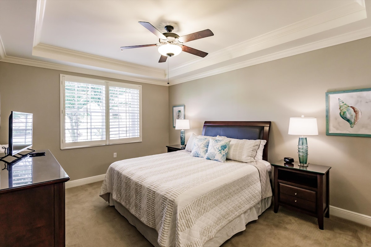 חדר השינה הראשי עם מיטת קינג סייז, זה כל כך נוח, אם יורשה לי להוסיף.