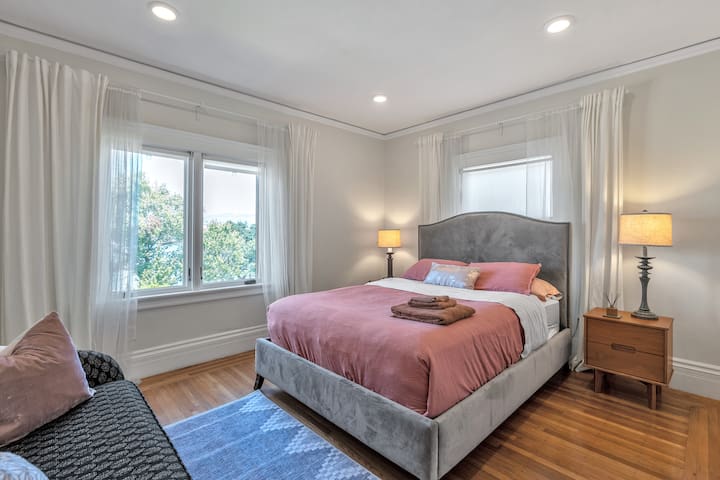 Lakeside Luxe Stay: Perfect Bay Area Getaway