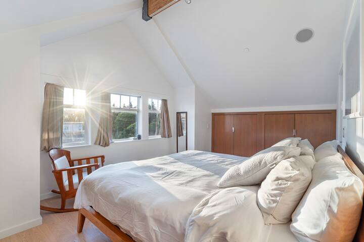 Beautiful, Newly Renovated False Creek Home gallery image 2