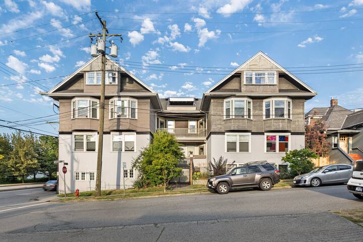 Beautiful, Newly Renovated False Creek Home gallery image 3