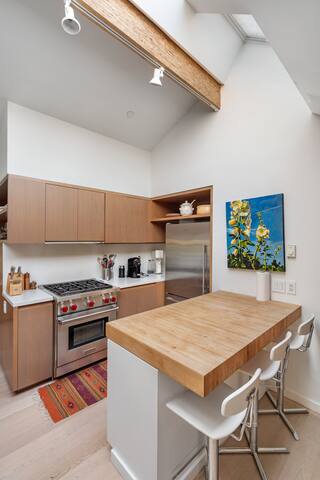 Beautiful, Newly Renovated False Creek Home gallery image 5