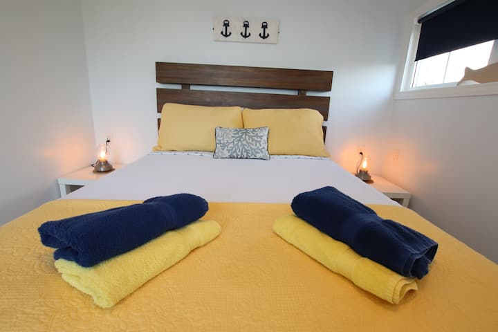 Sunny and light bedroom with an extremely  comfortable queen bed.  Wake up to the amazing harbour and sea views just in front of you.