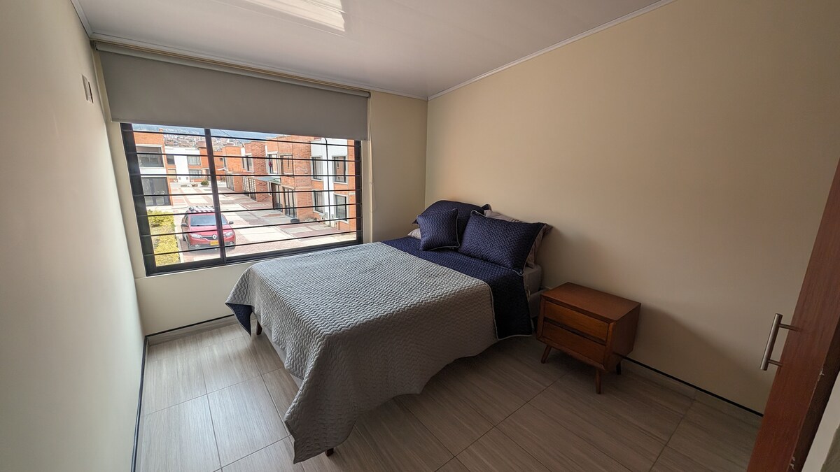 第二间卧室空间宽敞舒适，面积稍小，但可欣赏公园美景。 它以安静祥和的氛围脱颖而出，非常适合充分休息，享受舒适的地方。