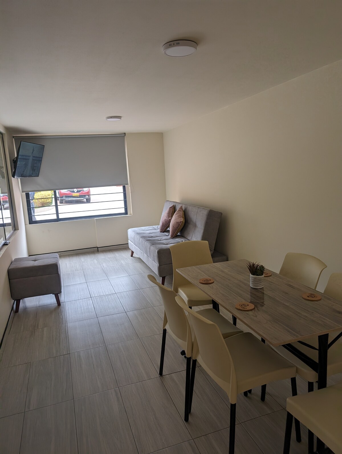 宽敞舒适的客厅，配有沙发床，可供睡觉，电视，可直接观赏厨房和主公园。 这里是共享、休息和享受舒适的理想空间，氛围明亮舒适。