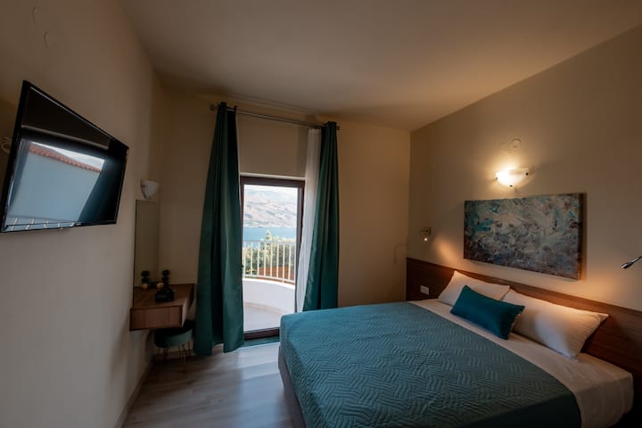 И двете спални на Вила Истрос на първия етаж са безпроблемно и елегантно обзаведени, обещаващи блажен нощен сън след натоварените приключения през деня.
