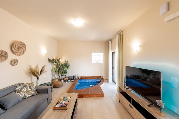 Вътрешен отопляем двуместен спа водовъртеж.