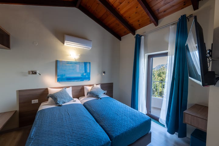 Неутралното цветно небце на втората спалня очарователно ви кани да се насладите на мечтан релаксиращ престой.