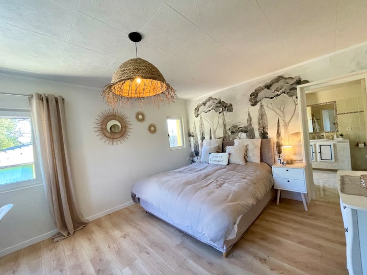 Posteľ s pružinovým matracom s rozmermi 180 cm x 200 cm a vlastným prístupom do kúpeľne 