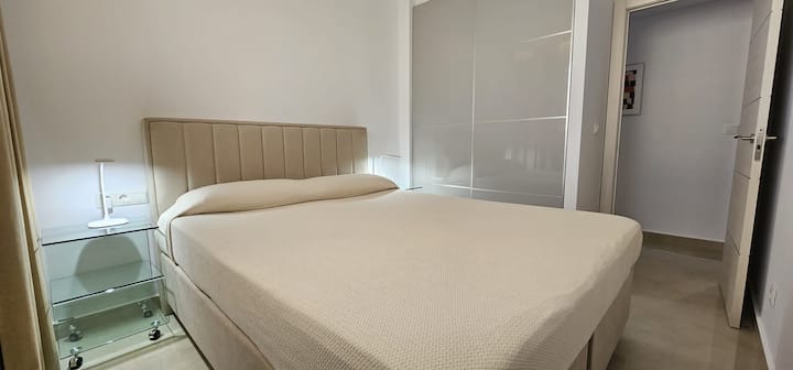 Ekskluzivni bračni krevet s udobnim madracem i prostorom ispod za dodatnu prtljagu. Potpuno opremljen ormar s prostorom za kovčege i rublje, a sve u dizajnu usklađenom s ostatkom interijera stana.