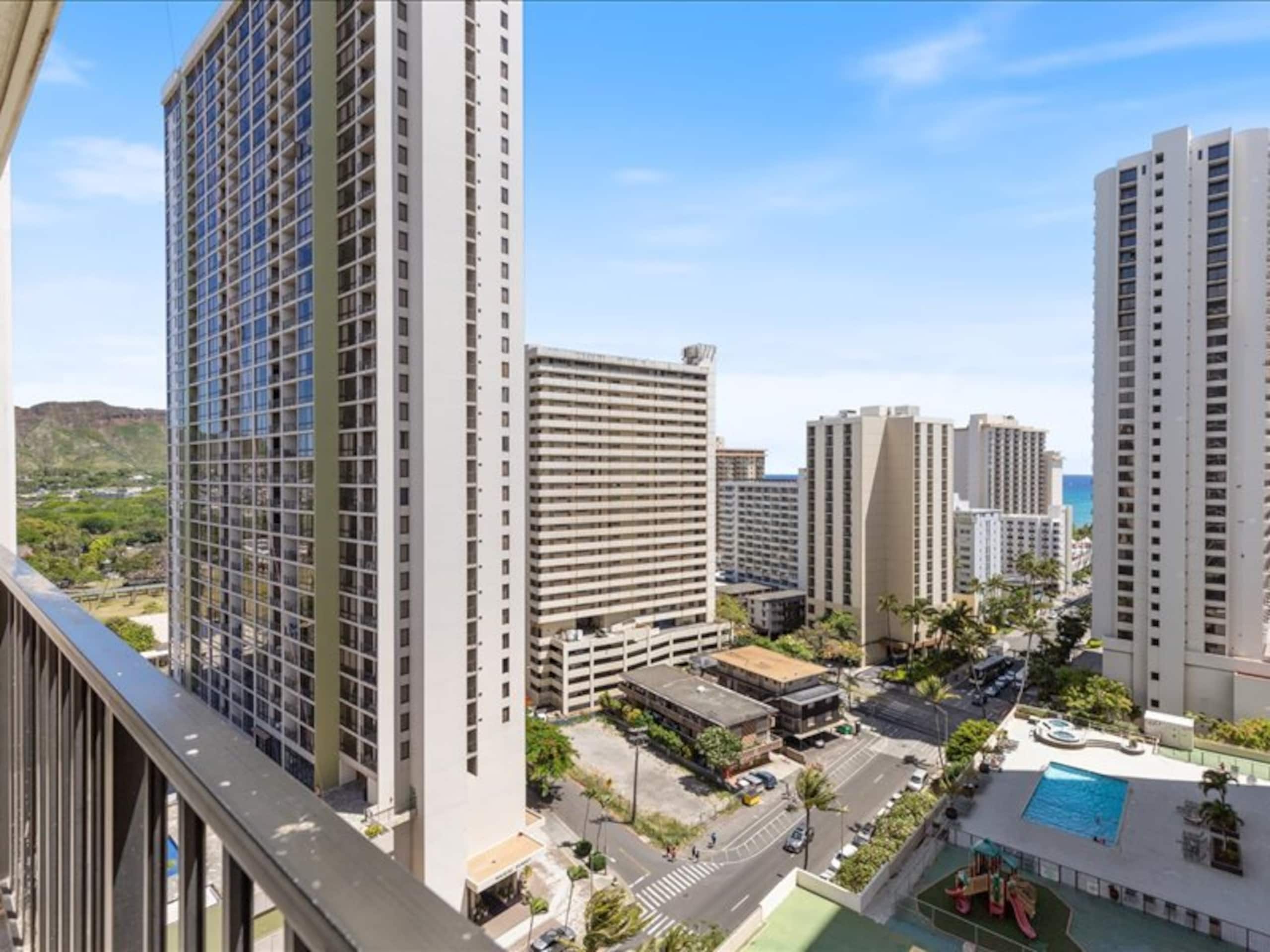 Condo in Honolulu · ★4.76 · 1 bedroom · 3 beds · 1 private bath - Image 11