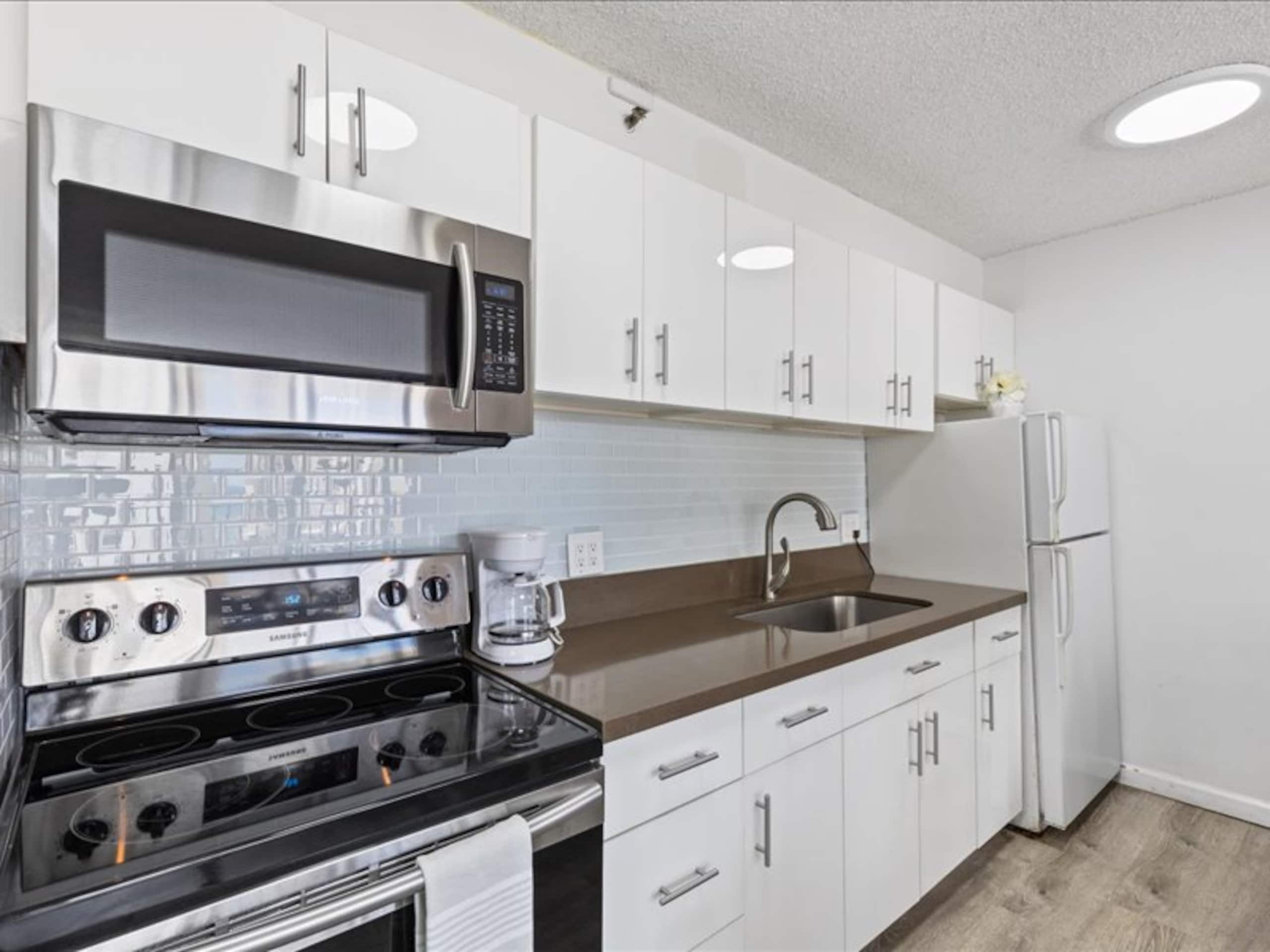 Condo in Honolulu · ★4.76 · 1 bedroom · 3 beds · 1 private bath - Image 4