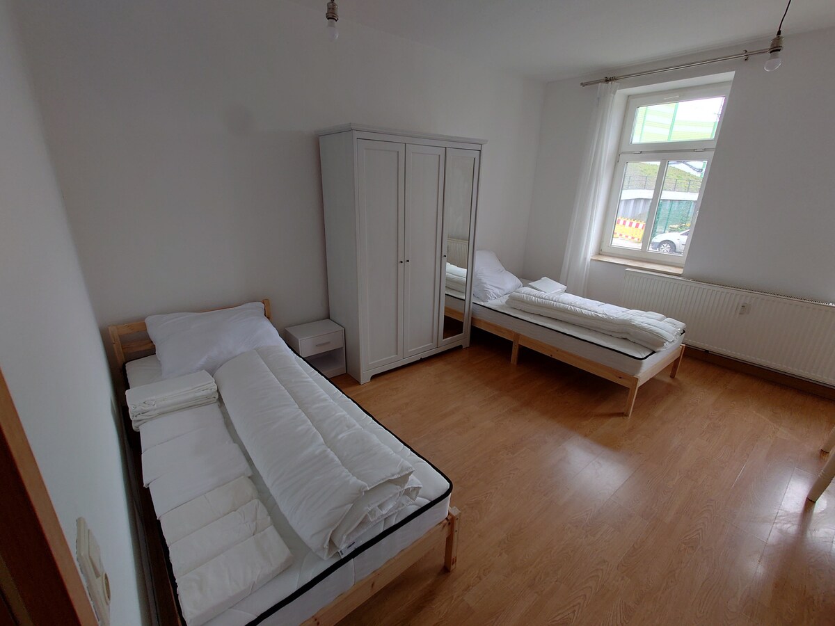 Подходяща спалня за двама души с единични легла.