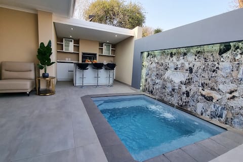 Solar-powered cozy house with pool and jacuzzi