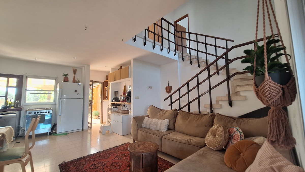 พื้นที่ห้องนั่งเล่นติดกับห้องครัวและพื้นที่รับประทานอาหาร