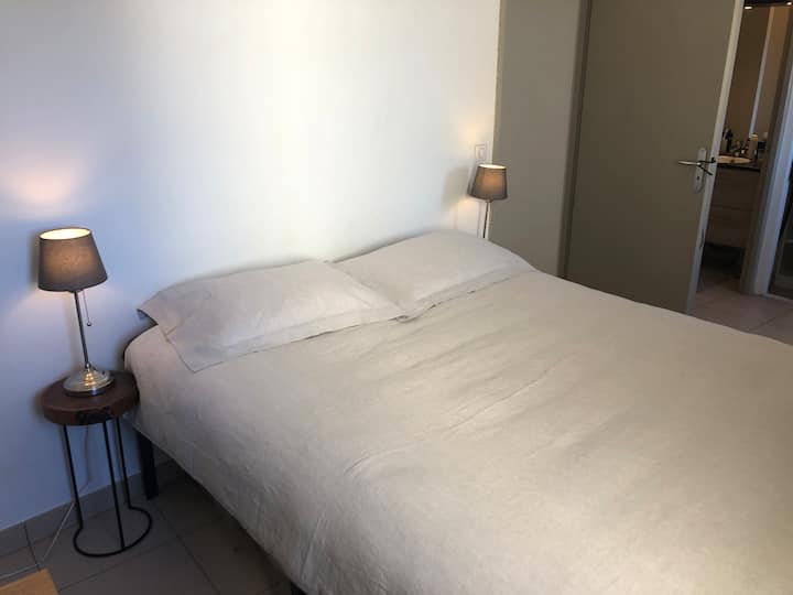 Ropa de cama con plumas de ganso Sofitel, colchón Mybed y ropa de cama de ropa de cama ecológica para una noche relajante y suave. La habitación está al lado del patio en absoluta calma.