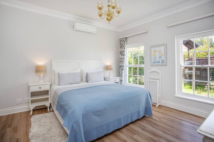 Upmarket garden cottage heated pool Constantia gallery image 5