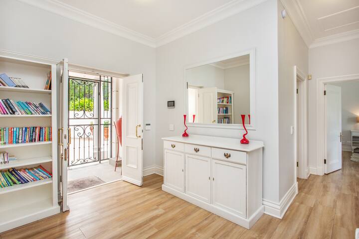 Upmarket garden cottage heated pool Constantia gallery image 3