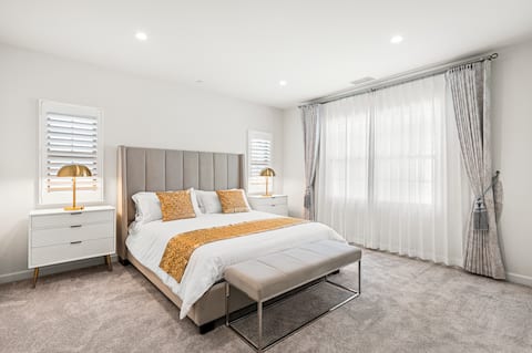 Modern Hilltop Villa Four Suites/Double Living Room/Dual Smart TV/Multi-Working Space
