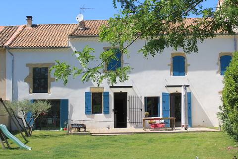 Large farmhouse with pool, garden, 10 min from Avignon