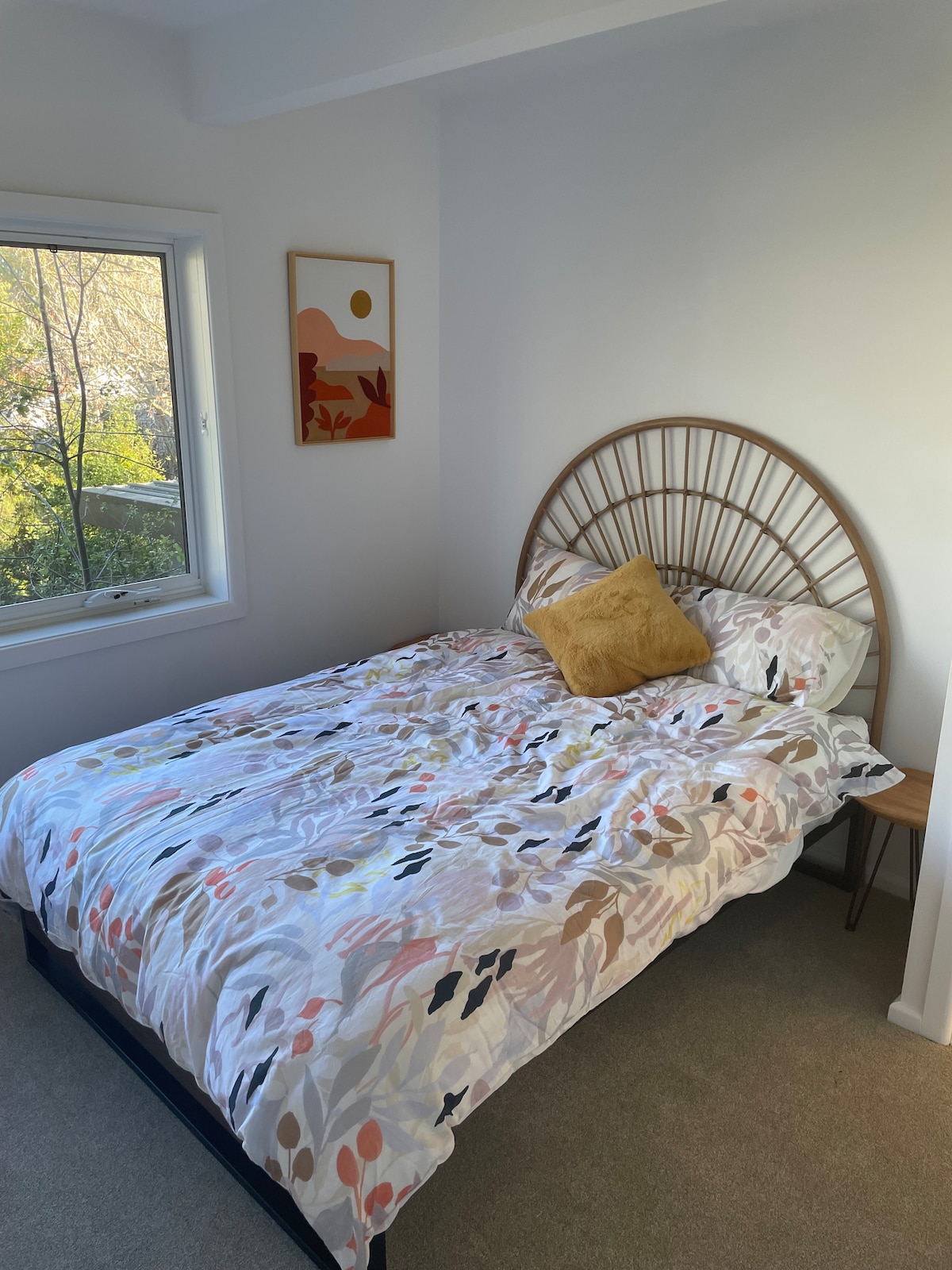 Dhoma e tretë e gjumit në katin e sipërm me krevat dopio "queen", batanije elektrike në dimër dhe ngrohje/ftohje me sistem të ndarë.