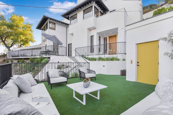 Serene Modernist Home with Pool & Stunning Views gallery image 2